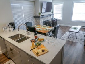 Dining - Ski-in-Out, 3 Hot Tubs & Pool. Re-done unit, in suite Washer/Dryer, Full Kitchen (Whistler)