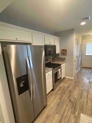 Kjøleskap, mikrobølgeovn, ovn og kokeplater