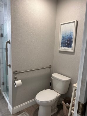 Shower, towels, soap, shampoo - Quiet Waterview Oasis  - 10 minutes to Anna Maria Island (Bradenton)