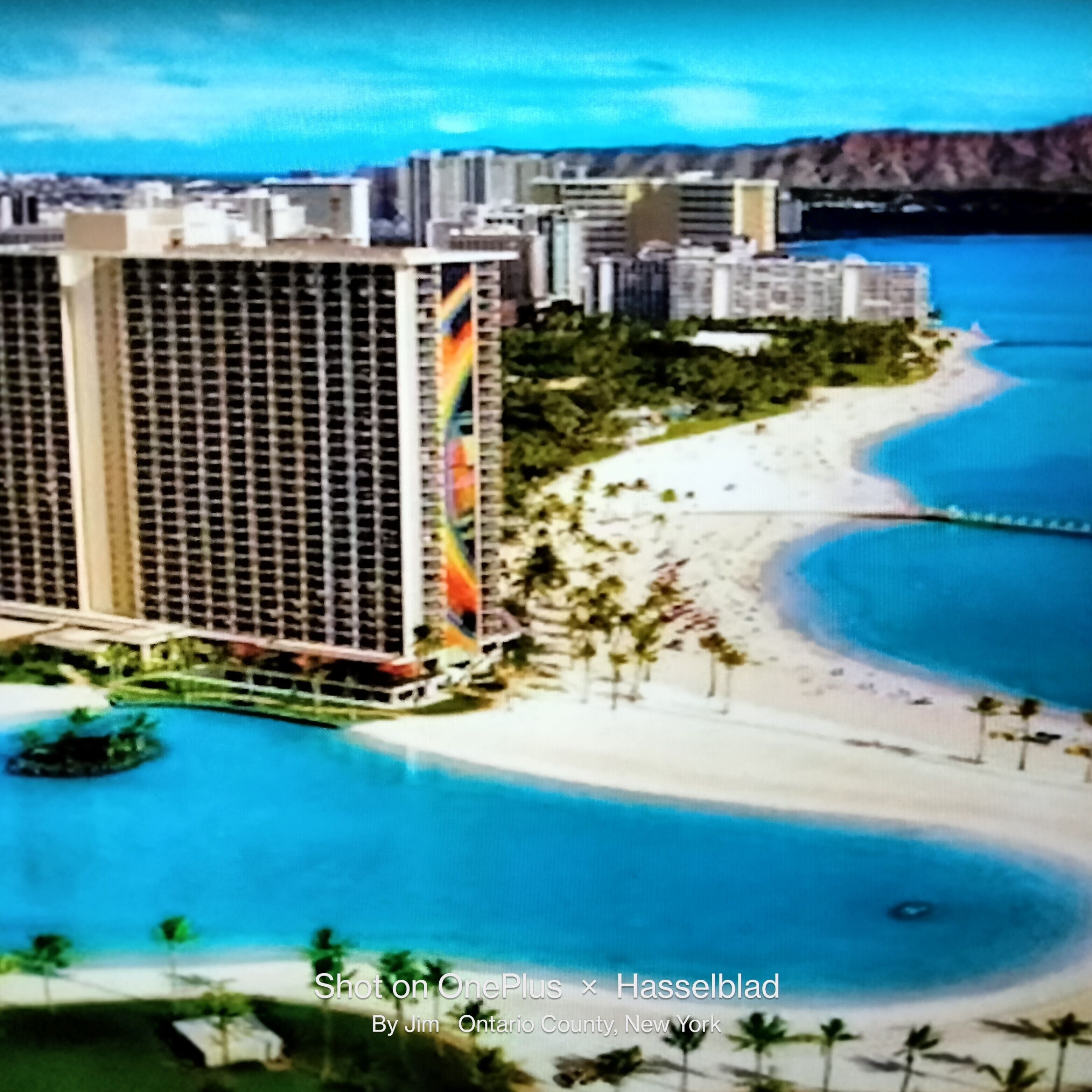 En la playa, camastros y toallas de playa 