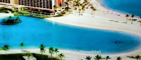 En la playa, camastros y toallas de playa