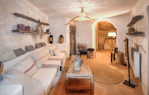 TV connectée, cheminée, chaîne hi-fi