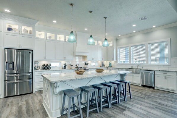 Fridge, microwave, oven, stovetop - PRIVATE POOL & HOT TUB!!! Sleeps 22 w/ 3 King Master Suites & 8 Queen beds!!! (Bolivar Peninsula)