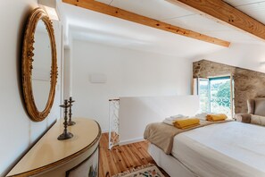 2 bedrooms, iron/ironing board, Internet, bed sheets