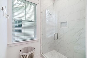 Combined shower/bathtub, hair dryer, towels - Charming and Inviting Townhome with Golf Cart (Santa Rosa Beach)