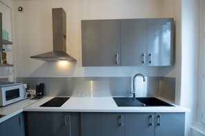 Réfrigérateur, micro-ondes, cafetière/bouilloire, grille-pain