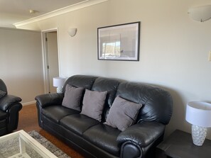 TV connectée, lecteur de DVD, livres