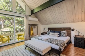 3 bedrooms, desk, iron/ironing board, travel cot - Family & Pet Friendly Lake retreat (Lake Arrowhead)