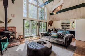 Smart TV, fireplace, books, stereo