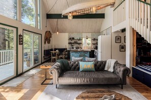 Smart TV, fireplace, books, stereo - Family & Pet Friendly Lake retreat (Lake Arrowhead)