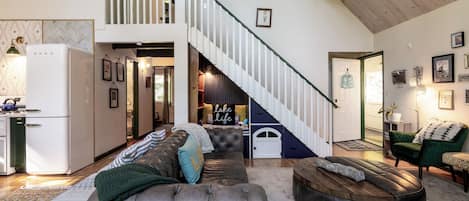 Smart TV, fireplace, books, stereo