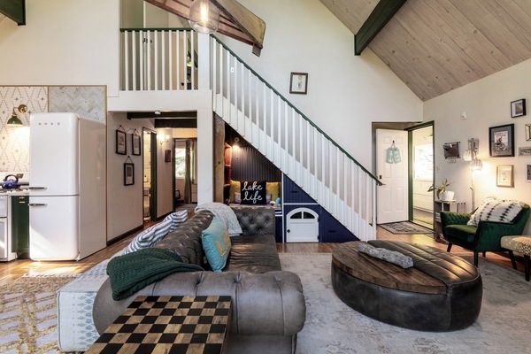 Smart TV, fireplace, books, stereo