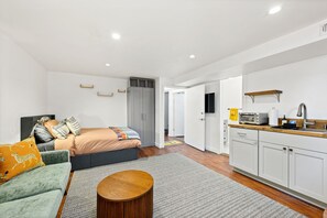 1 bedroom, iron/ironing board, internet, bed sheets