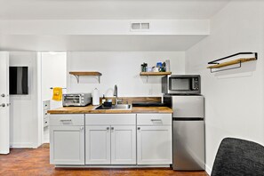 Microwave - Cozy, Private Suite - Minutes to Downtown, CU Boulder, & Medical Centers (Boulder)