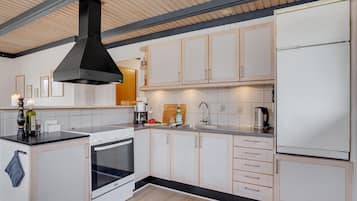 Køleskab, kogeplade, opvaskemaskine, kaffe-/temaskine