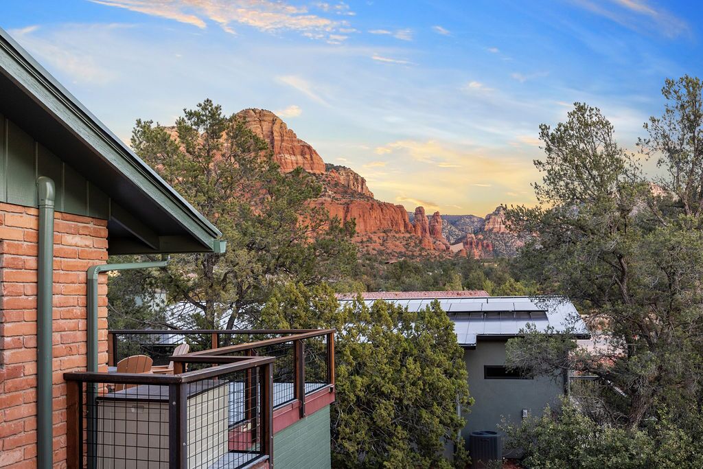 Cathedral Rock Retreat- Views, Hot Tub & Sunroom