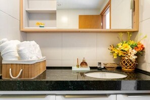 Suihku, ilmaiset hygieniatuotteet, pyyhkeet, saippua