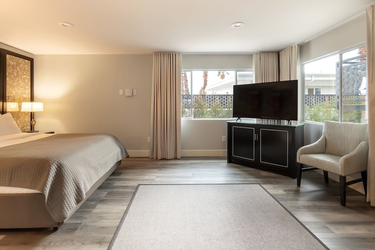 Room, 1 King Bed, Mobility Accessible | Egyptian cotton sheets, premium bedding, desk, laptop workspace