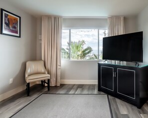 Egyptian cotton sheets, premium bedding, desk, laptop workspace - Onsen Hotel & Spa (Desert Hot Springs)