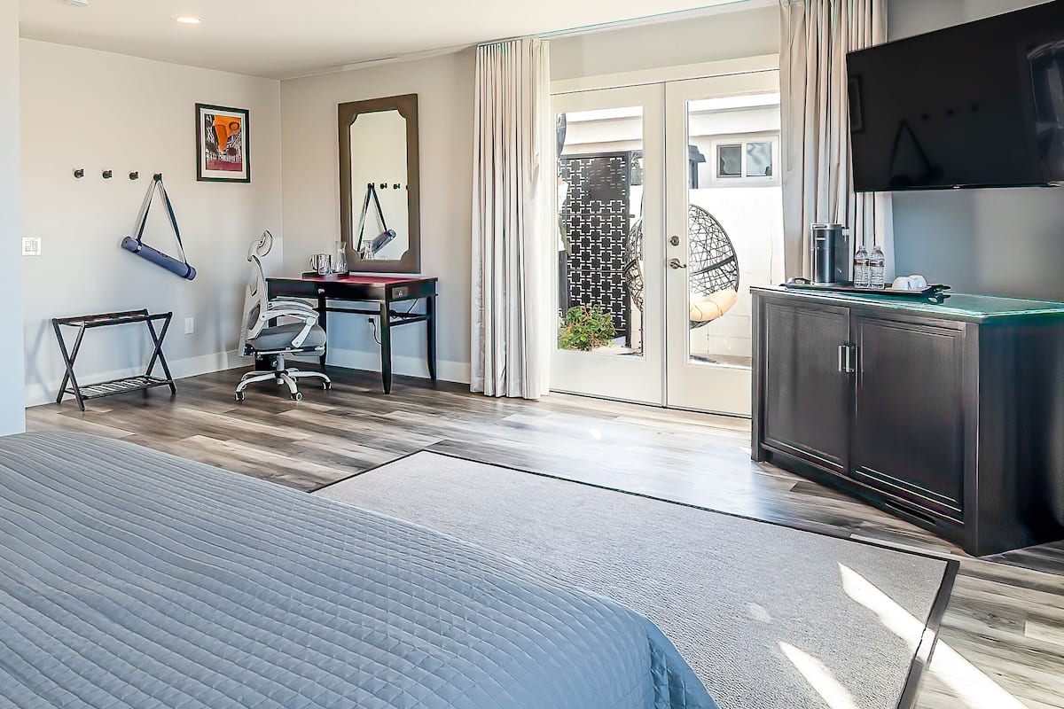 Room, 1 King Bed, Patio | Egyptian cotton sheets, premium bedding, desk, laptop workspace