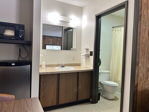 Espacio para trabajar con laptop, wifi gratis y ropa de cama 