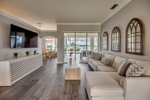 Smart TV - Heated Pool | Wide Gulf Access Canal | BBQ | Kayak (Cape Coral)