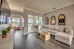 Smart TV - Heated Pool | Wide Gulf Access Canal | BBQ | Kayak (Cape Coral)