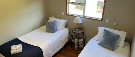 5 bedrooms, iron/ironing board, WiFi, bed sheets