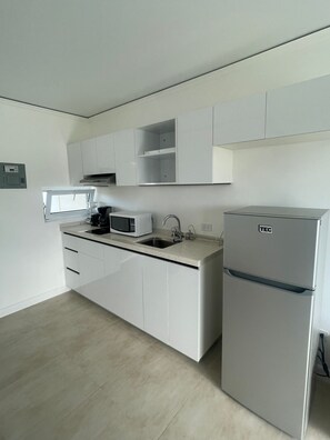 Réfrigérateur, micro-ondes, plaque de cuisson, cafetière/bouilloire