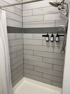 Regadera, secadora de cabello, toallas, jabón 