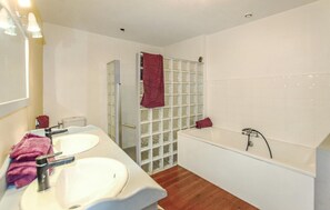 Combined shower/tub, hair dryer - Beautiful home in Barnas (Barnas)