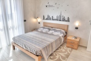 1 Schlafzimmer, Zimmersafe, Schreibtisch, Bügeleisen/Bügelbrett