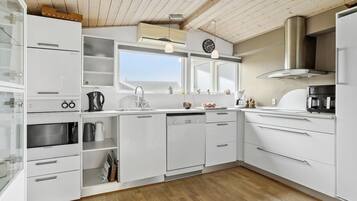 Geladeira, micro-ondas, cooktop, lava-louças