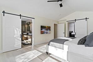 5 bedrooms, desk, iron/ironing board, travel cot