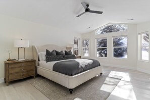 5 habitaciones, escritorio y tabla de planchar con plancha 