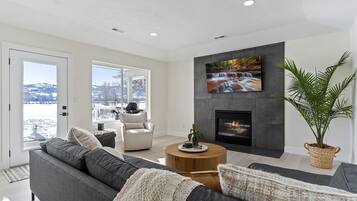 Smart TV, chimenea, libros y estéreo