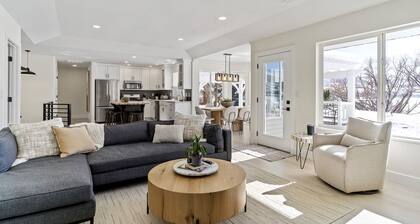 Stunning Lakefront Retreat with Jacuzzi and Unobstructed Mountain Views