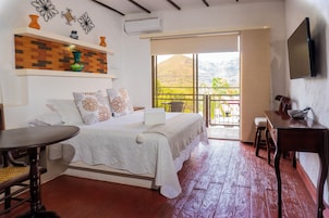 Deluxe Suite | Minibar, in-room safe, individually decorated, desk