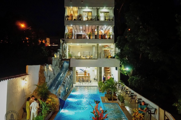 Piscine extérieure, parasols de plage