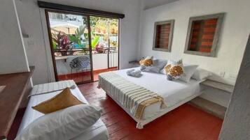 Quarto casal luxo | Frigobar, cofres nos quartos, individualmente decorados, escrivaninha