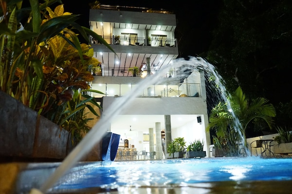 Una piscina al aire libre (de 09:00 a 22:00), sombrillas