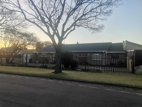 Spacious and beautiful Victorian themed  house located 7km from OR Tambo Airport