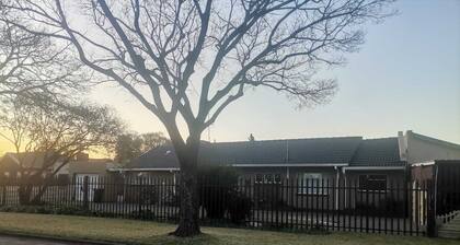 Spacious and beautiful Victorian themed house located 7km from OR Tambo Airport