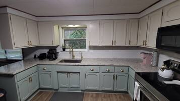 Køleskab, mikrobølgeovn, ovn, kogeplade