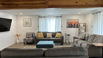 Smart TV, chimenea, futbolito y libros