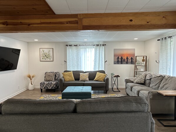 Smart-TV, Kamin, Tischfußball, Bücher