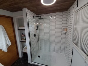 Banyera d'hidromassatge, assecador de cabells, tovalloles i sabó
