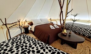 Familie tent | Luxe beddengoed, donsdekens, een laptopwerkplek, gratis wifi