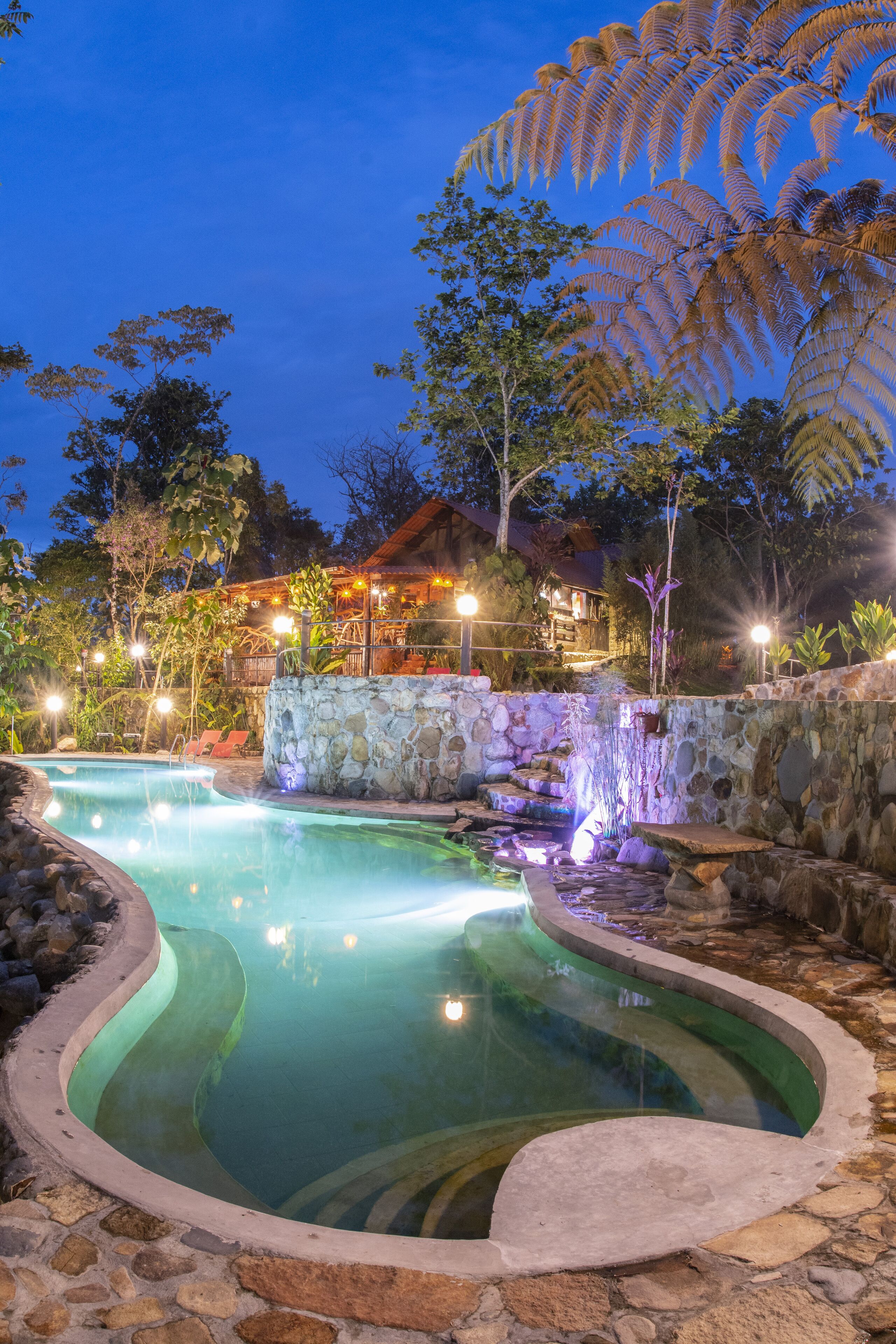 2 สระว่ายน้ำกลางแจ้ง