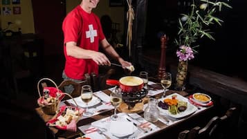 Melayani sarapan dan makan siang dengan pemandangan kolam renang